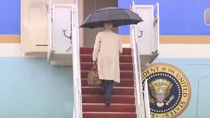 Joe Biden, uçağa binerken düşme tehlikesi geçirdi