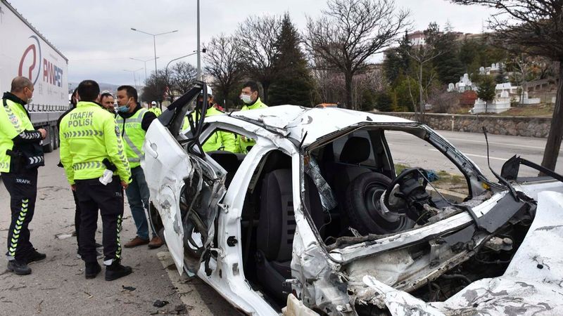 Kırıkkale'de iki otomobilin çarpışması sonucu 2 kişi yaralandı