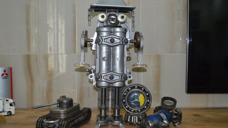 Eskişehir'deki oto tamir ustası, atık parçalarla maket tasarlıyor