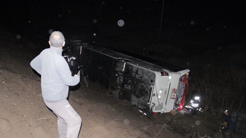 Sivas'ta yolcu otobüsü devrildi: 39 yaralı