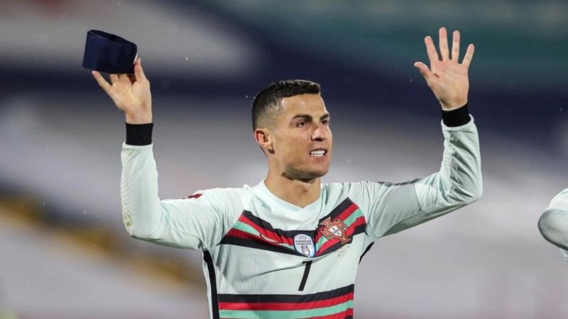Ronaldo'nun fırlattığı pazuband yaklaşık 64 bin euroya satıldı