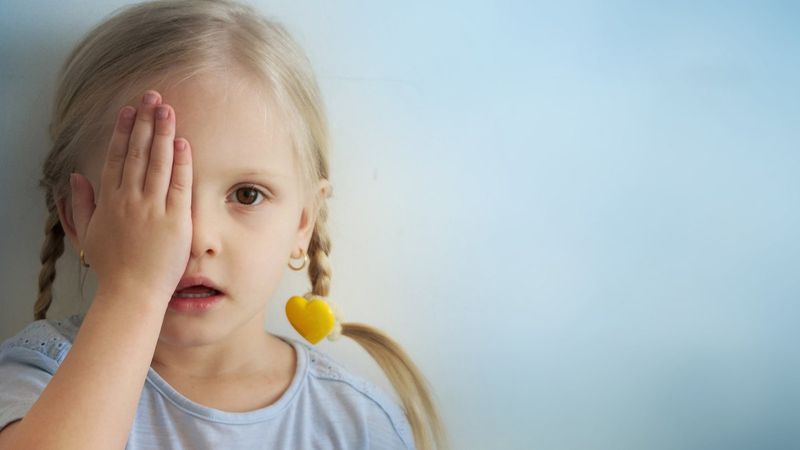 Aşırı ekran kullanımı çocuklarda göz kayması sebep oluyor