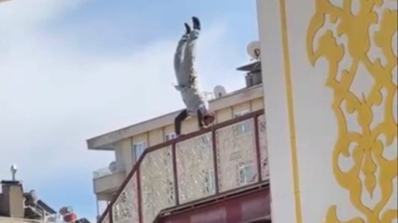 Kahramanmaraş'ta üst geçide tırmanan genç korku saçtı