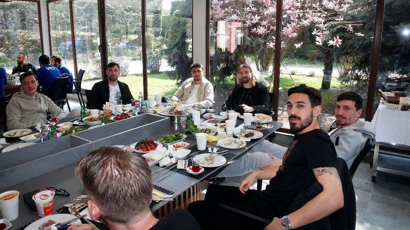 Fenerbahçe takımı barbekü partisi düzenledi