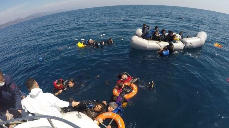 Yunanistan'ın ölüme terk ettiği 40 göçmen kurtarıldı