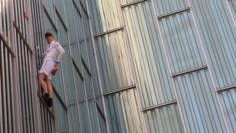 İspanya'da 116 metrelik otele tırmandı