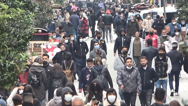 İstiklal Caddesi’nde pazar yoğunluğu