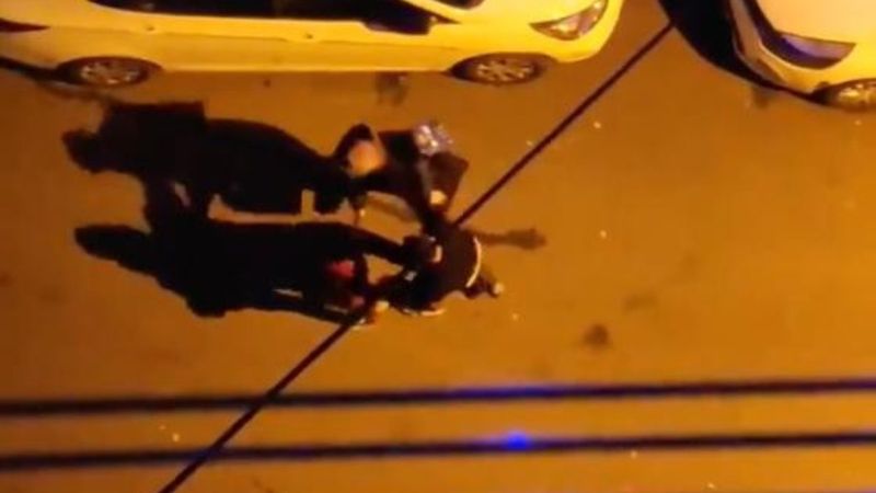 İstanbul'da, sokak ortasında kadına şiddet