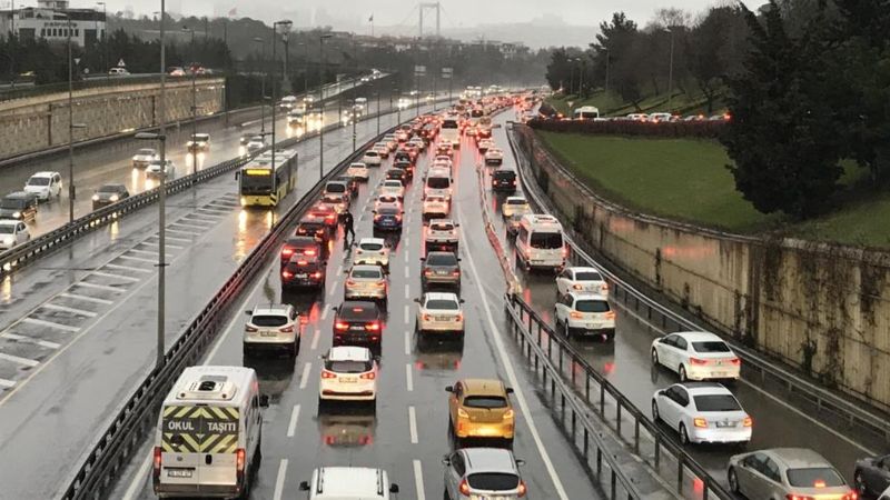 İstanbul'da yağmur etkili oluyor: Trafik erken başladı