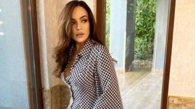 Buket Aydın'dan dekolteli pozlar