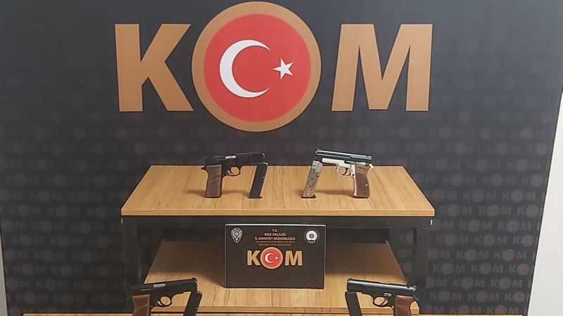 Rize’de 8 tabancanın ele geçirildiği araçtaki 3 kişi tutuklandı
