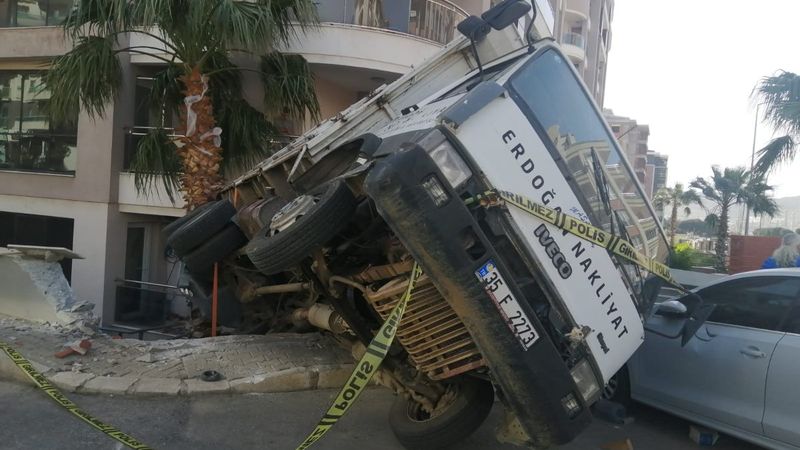 İzmir’de freni boşalan kamyon 2 aracı biçti, istinat duvarını yıktı