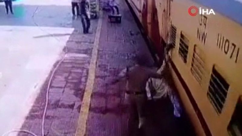 Hindistan'da hareket halindeki trenden düştü