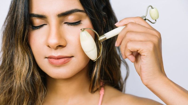 Yüz silindiri ile masaj yapmanın 6 faydası