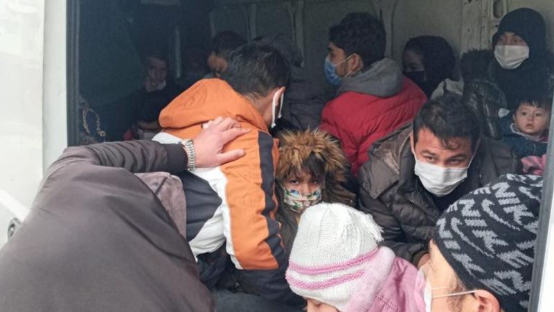 Çanakkale'de kapalı kasa minibüste 38 kaçak göçmen yakalandı