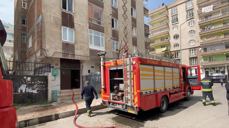 Diyarbakır'da madde bağımlısı genç, odasını yaktı