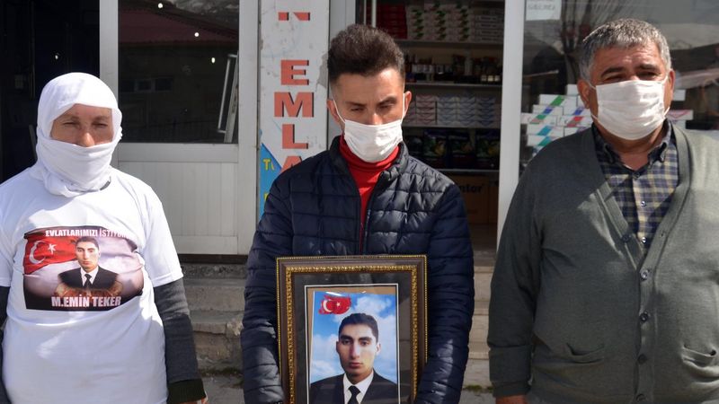 Muş'taki ailelerin, HDP binası önündeki eylemleri sürüyor