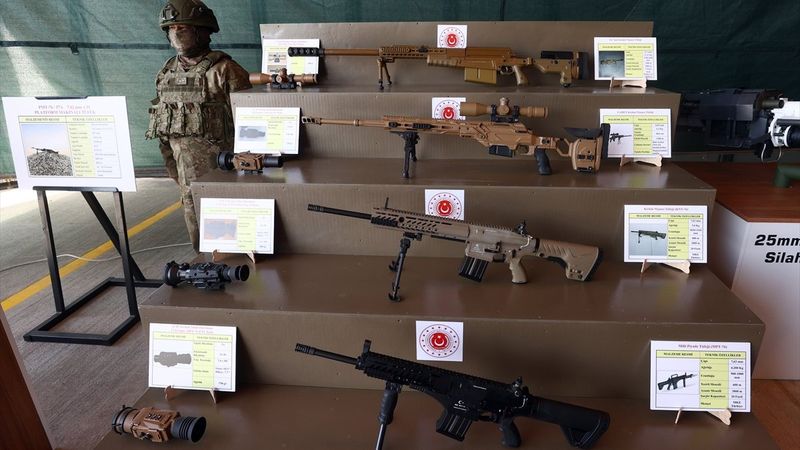 Mehmetçiklerin üs bölgelerindeki malzemeleri tanıtıldı