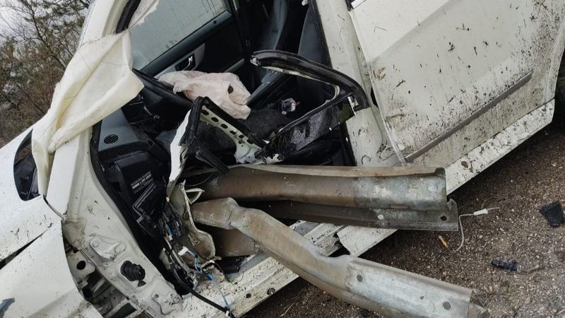 Bursa'da kaza yapan sürücünün bacağına bariyer saplandı