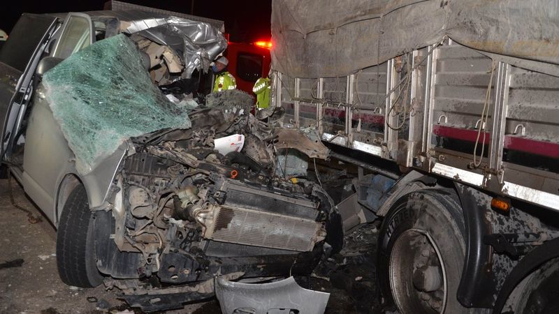 Konya'da tıra arkadan çarpan araç sürücüsü vefat etti