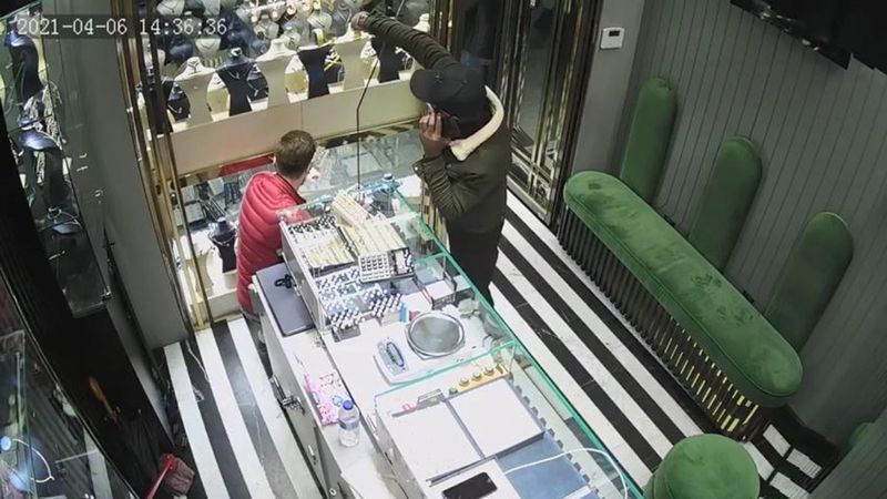 Bursa'da 20 bin liralık bilekliğin çalınma anı