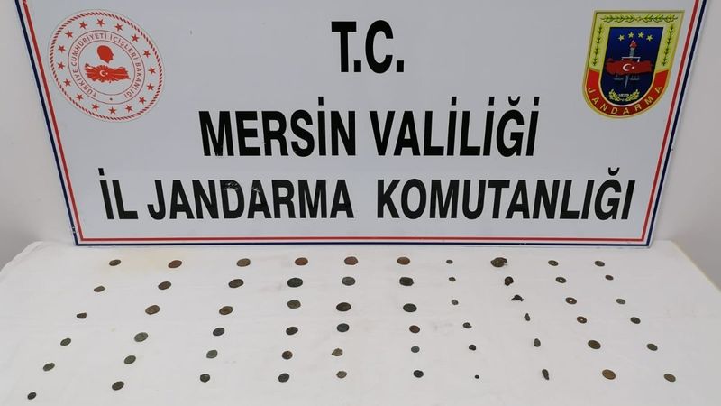 Mersin'deki araçta 56 bronz sikke ve 7 metal obje bulundu