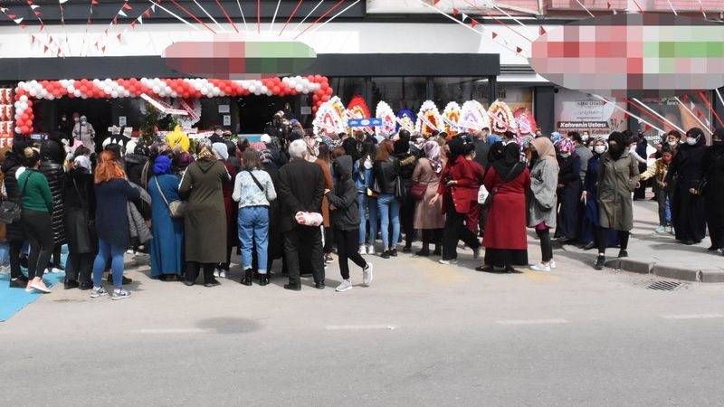 Sivas'ta market açılışında 'indirim' izdihamı