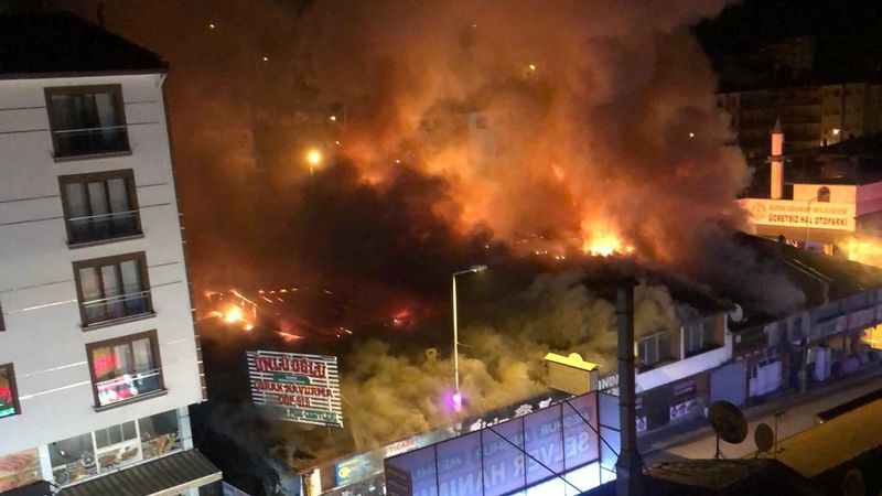 Kızılcahamam'daki çarşı yangınında, 20 iş yeri kül oldu