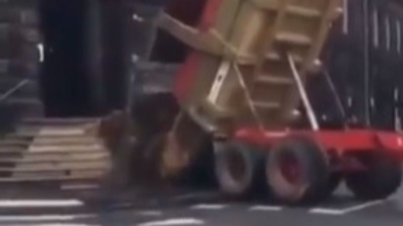 Fransız çiftçilerden gübreli protesto