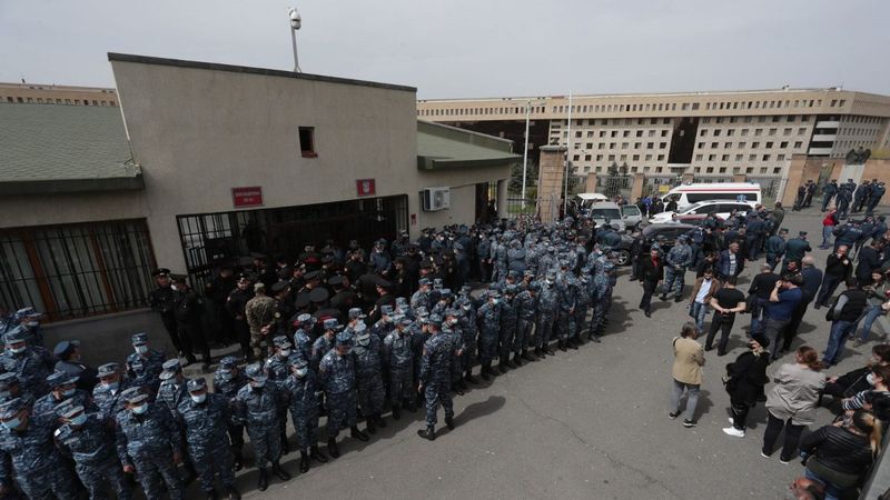 Ermenistan'da asker yakınlarından protesto