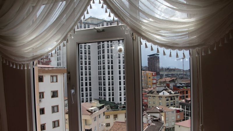 Kağıthane'de açılan rastgele ateş, bir evi talan etti