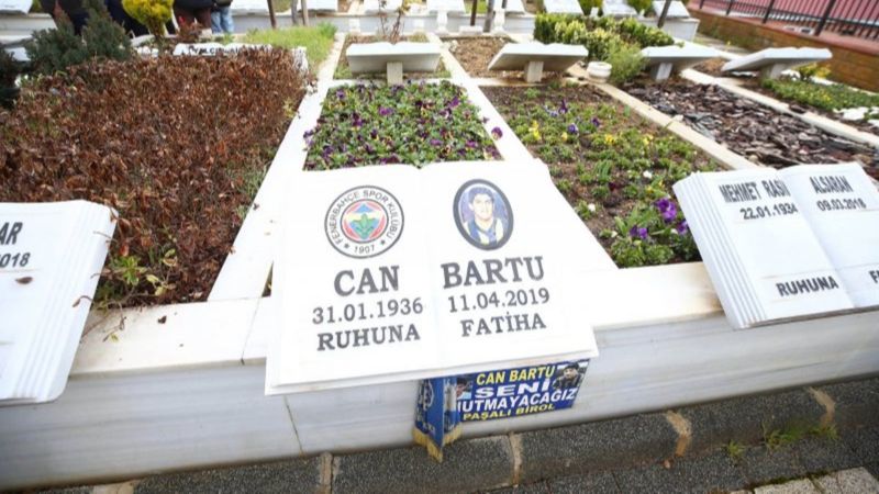 Can Bartu, kabri başında anıldı