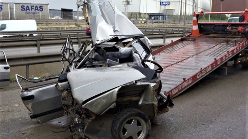 Kocaeli'de makas atarken kaza yapan araç paramparça oldu