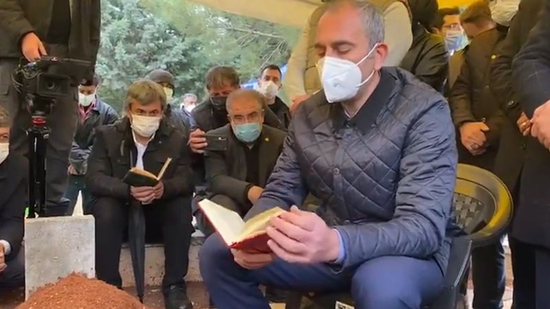 Abdulhamit Gül, annesinin mezarı başında Kur'an-ı Kerim okudu