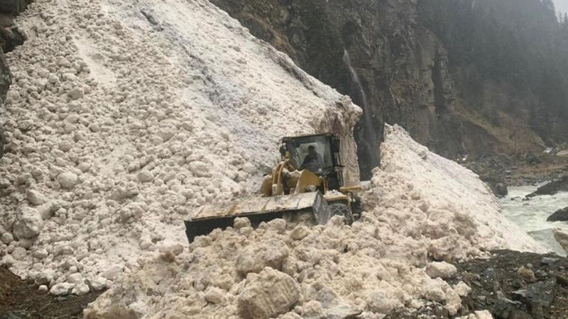 Rize'de yola çığ düştü: 4 saatte açıldı