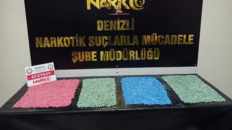 Denizli'de durdurulan araçtan 19 bin 826 uyuşturucu hap çıktı