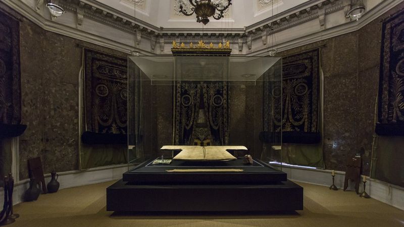 İstanbul'da sergilenen Hırka-i Şerif, Ramazan'da ziyarete kapalı