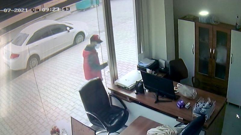 Bahçelievler'de iş yerinden telefon çalınma anı kamerada