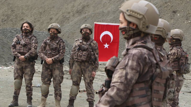 Şırnak'ta kadın özel harekat ekiplerinin operasyon anı