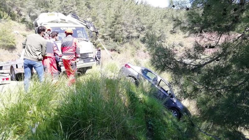 Muğla'da otomobil uçurumun kenarında asılı kaldı