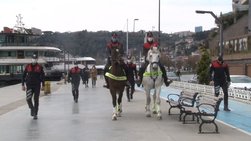 Bebek'te atlı polislerin koronavirüs denetimi