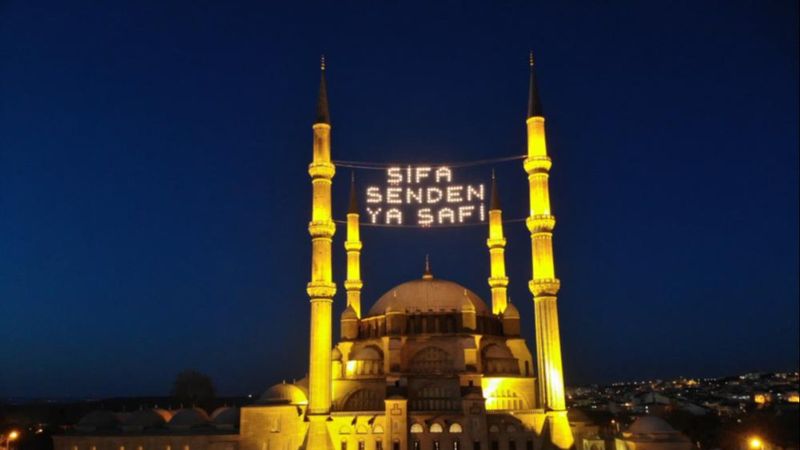 Edirne Selimiye Camisi'nin Ramazan mahyası asıldı