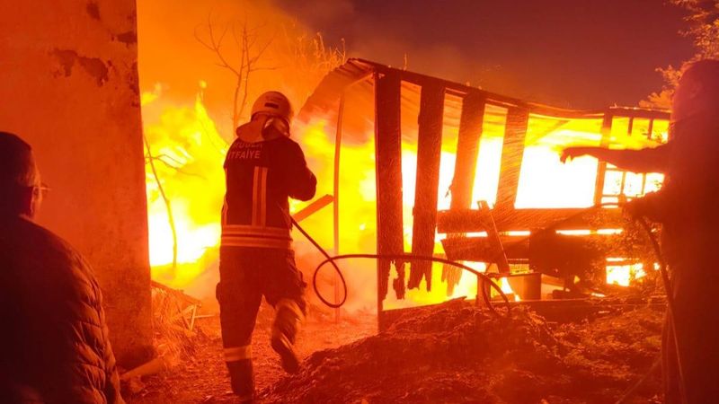 Muğla'da ahırda çıkan yangın paniğe neden oldu
