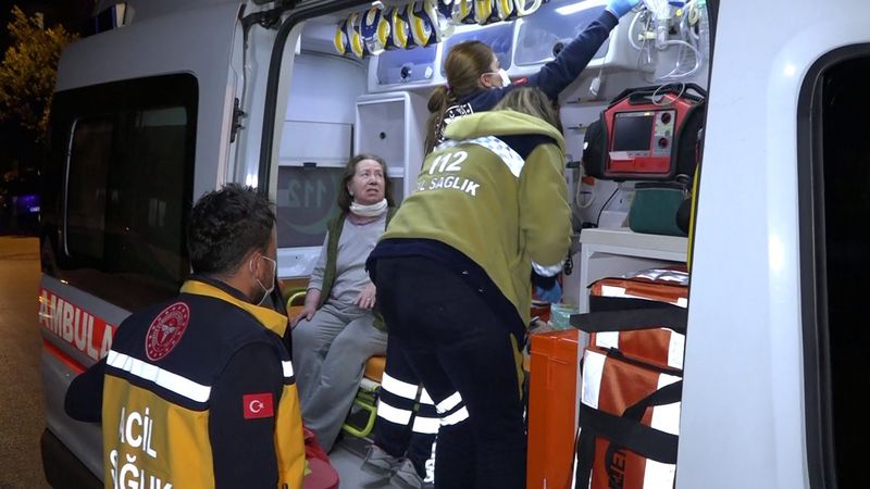 Antalya'da yaşlı adamı yangından komşusu kurtardı