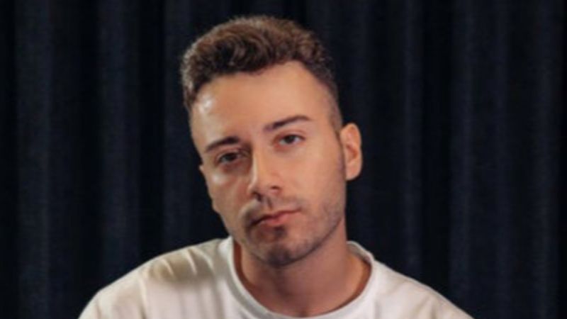 Enes Batur'un doğum günü partisine polis baskını