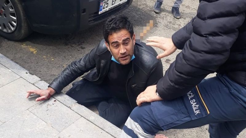 Erzurum'da sırtında bıçakla hastaneye götürüldü