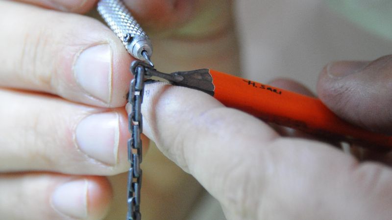 Kocaeli'de kalem ucuna heykel yapan sanatçı, dünyaya açılmak istiyor