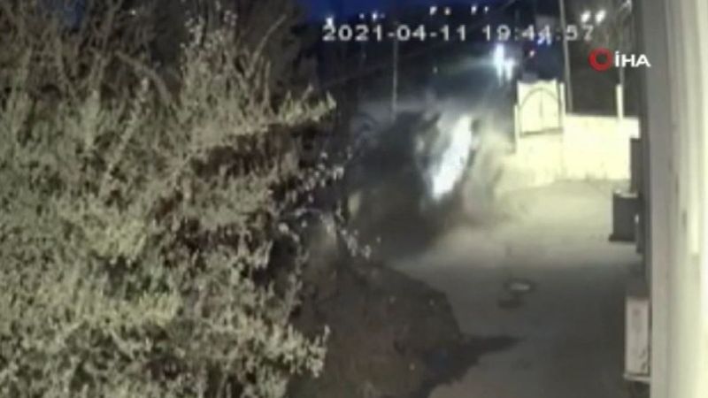 Başakşehir'de sürücü çarptığı duvarı parçaladı