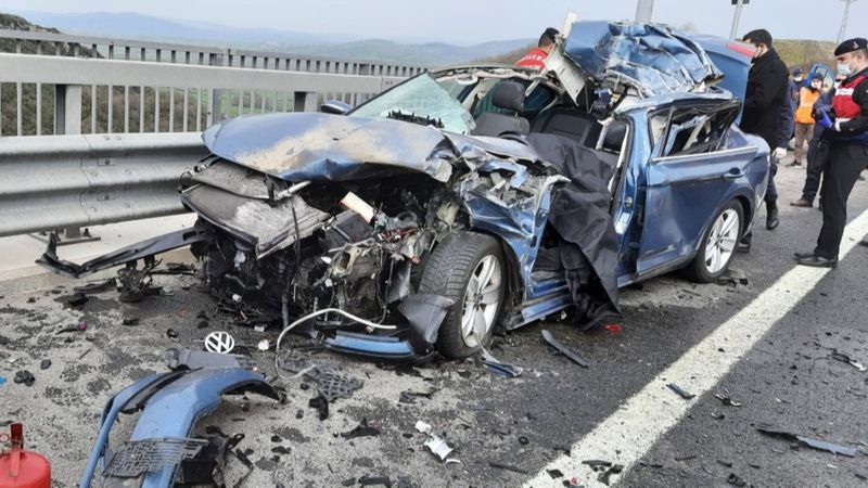 Kocaeli'de kamyona çarpan sürücü vefat etti