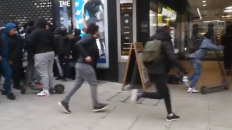 Londra'da kısıtlamaların gevşetilmesiyle mağazalara akın başladı